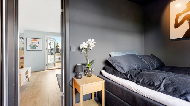 Leiligheten har et romslig soverom med skyvedørsgarderobe