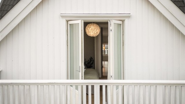 Tofløyet altandør med glassfelt gir godt lysinnslipp til rommet.