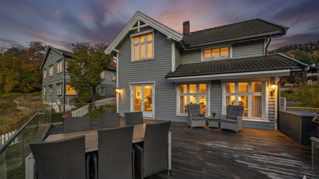 Uteplassene har sol fra tidlig morgen til ca. kl. 21.00 (midtsommerstid) iflg. selger.