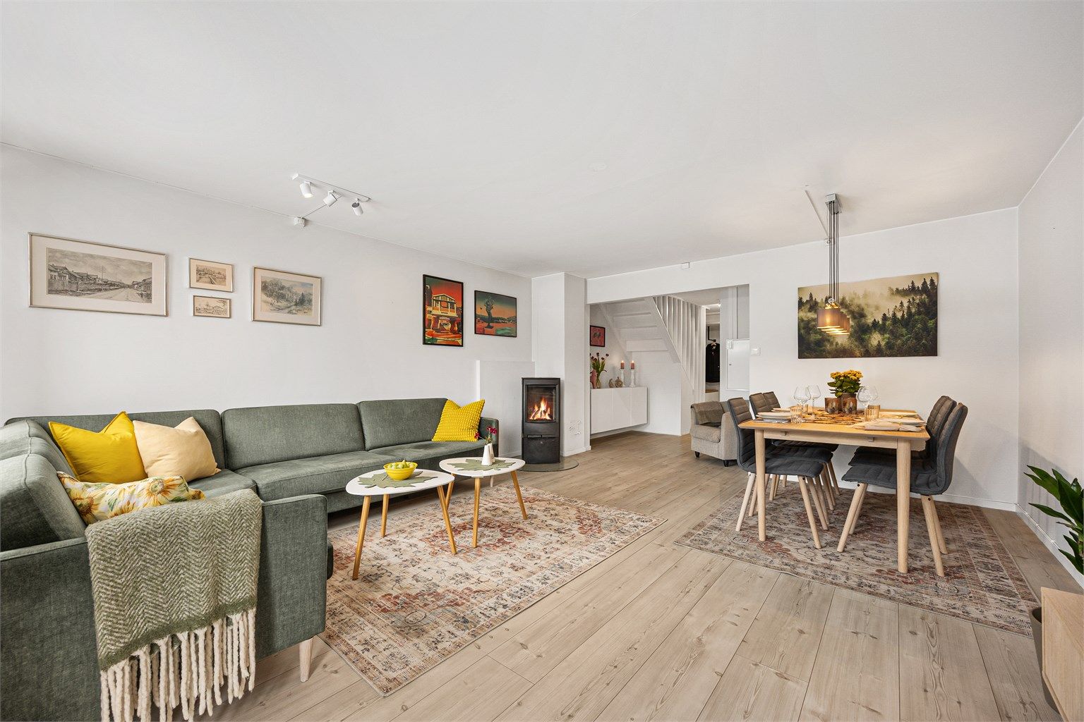 Stuen er romslig og har god plass til både sofagruppe og spisebord