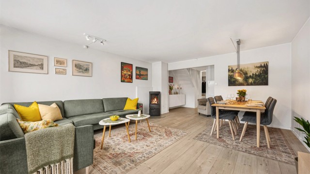 Stuen er romslig og har god plass til både sofagruppe og spisebord