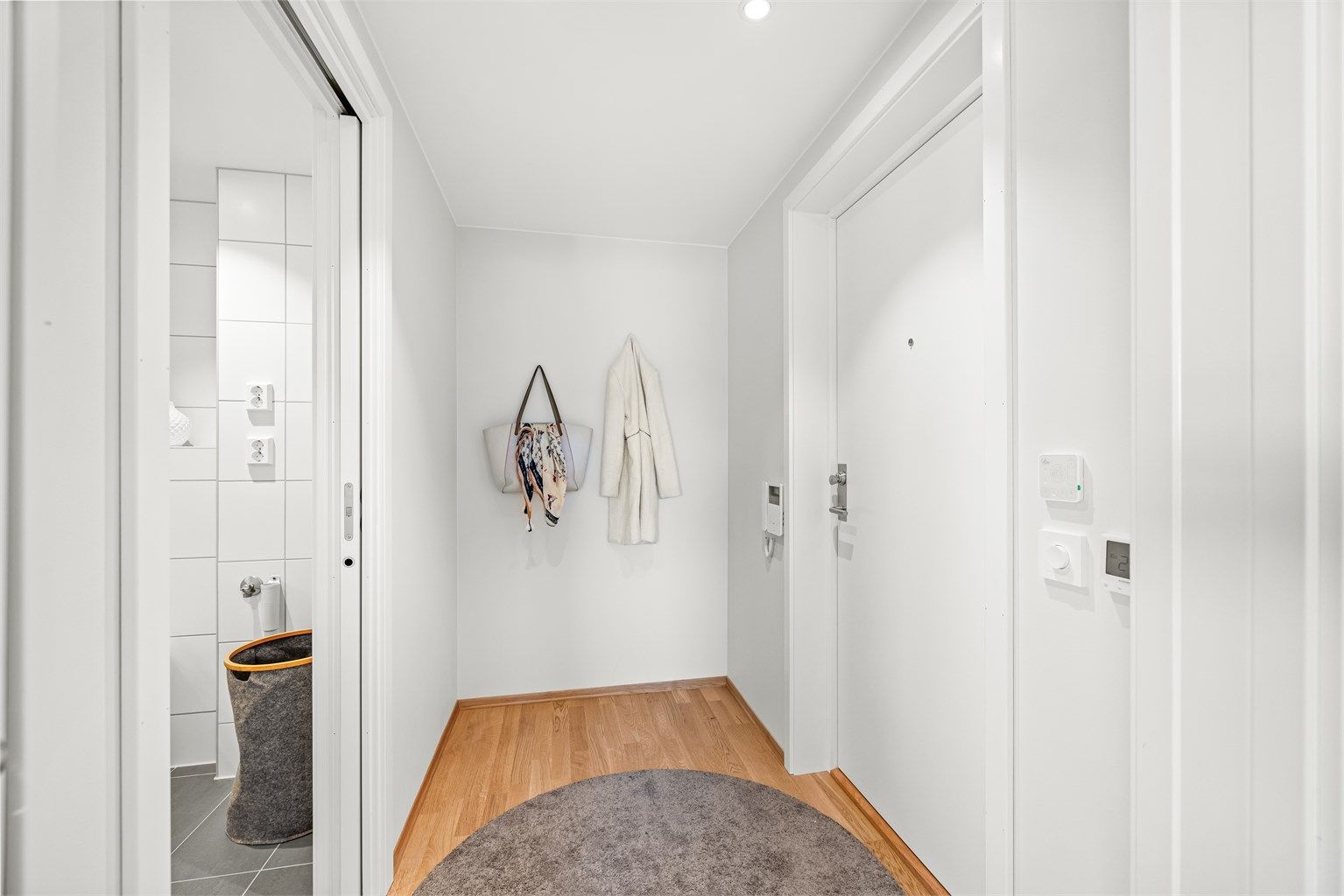 Entréen har plass til yttertøy og gir direkte tilgang til badet.