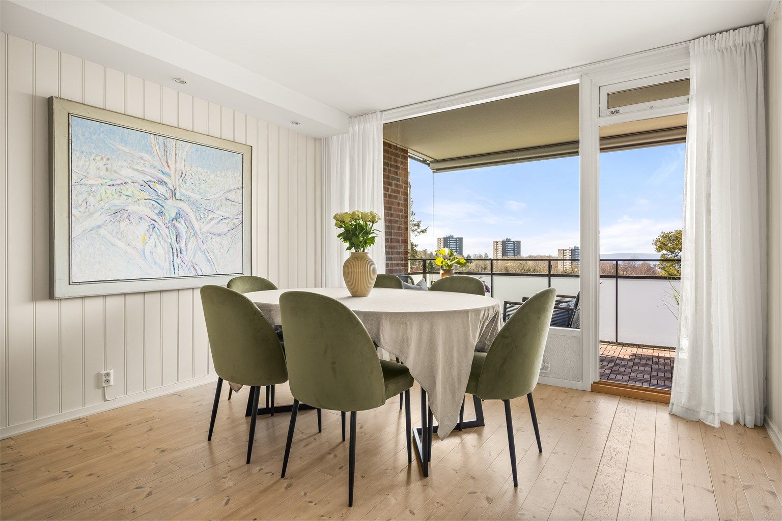 Stuen har god plass til både sofagruppe og spisebord.