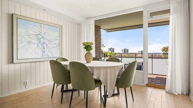 Stuen har god plass til både sofagruppe og spisebord.