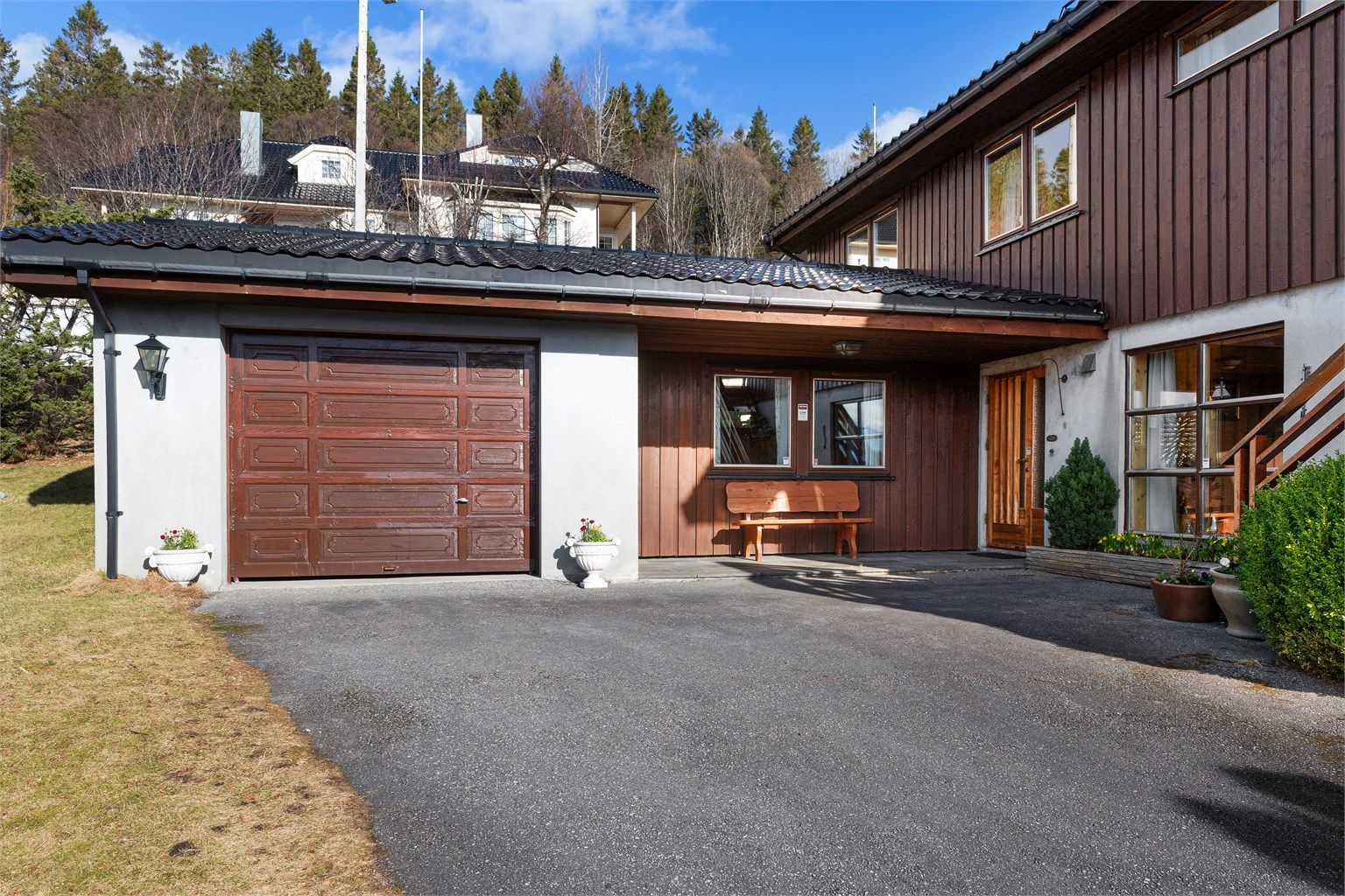I tillegg til dobbelgarasjen er det en integrert garasje på 24 m² i underetasjen.