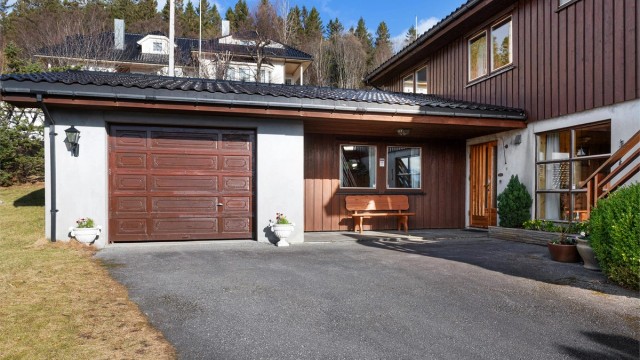 I tillegg til dobbelgarasjen er det en integrert garasje på 24 m² i underetasjen.