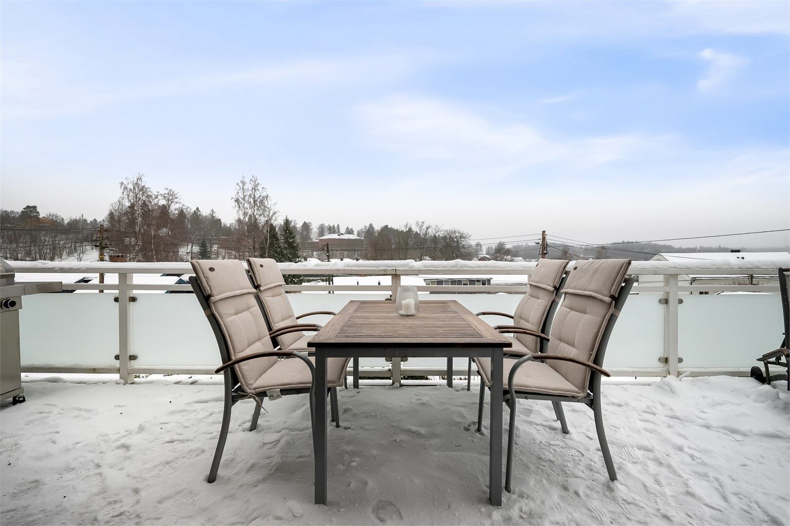 Terrassen har rikelig med plass for både spisebord og grill, perfekt for sosiale sammenkomster.