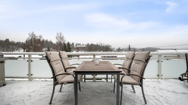 Terrassen har rikelig med plass for både spisebord og grill, perfekt for sosiale sammenkomster.