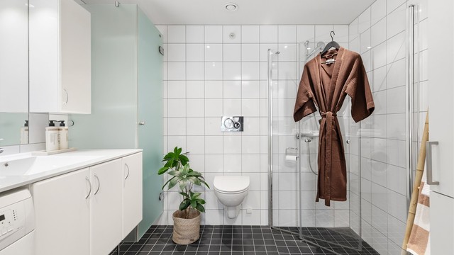 Baderommet er fra byggeåret og har flislagt gulv med gulvvarme, flislagte vegger og takplater i himlingen.