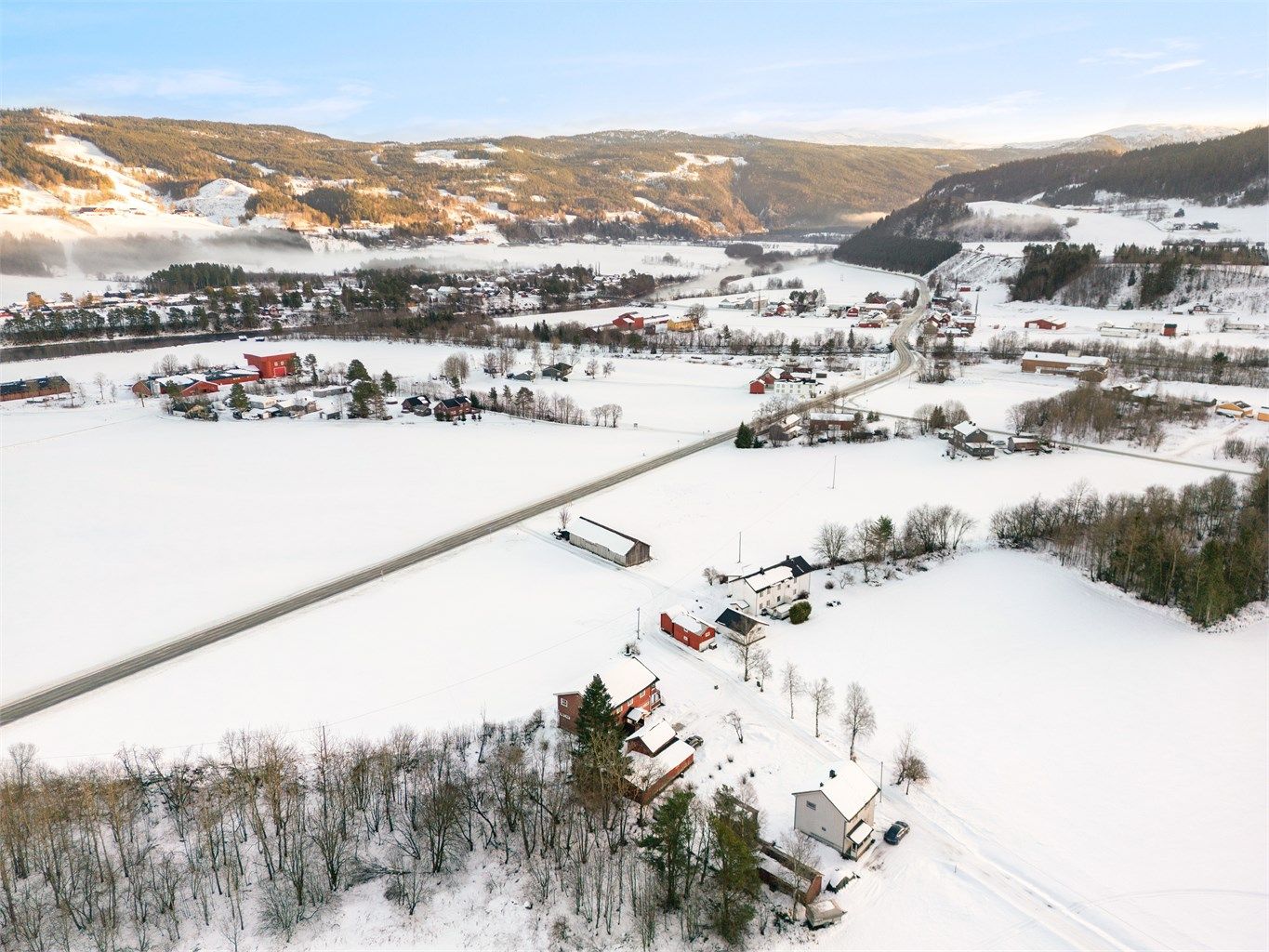 Oversiktsbilde mot sør, og sentrum i Å.