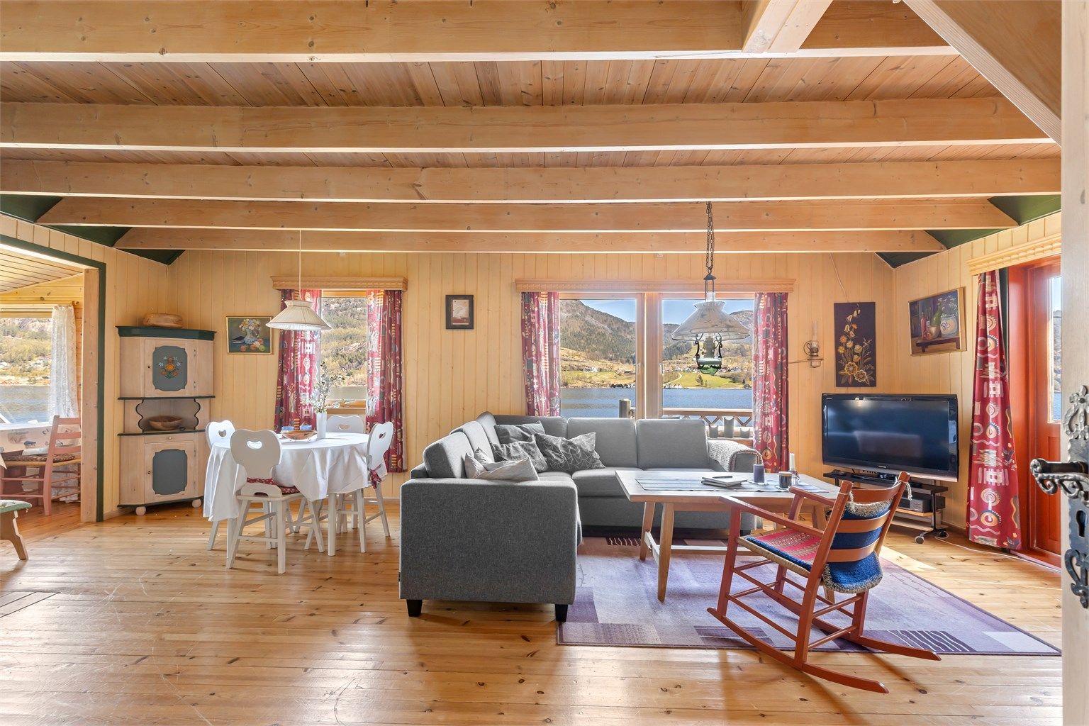 Store vinduer gir godt med lys og rammer inn utsikten mot sjøen.