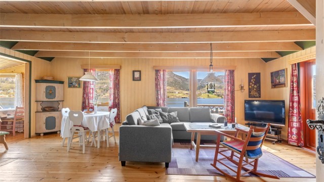 Store vinduer gir godt med lys og rammer inn utsikten mot sjøen.