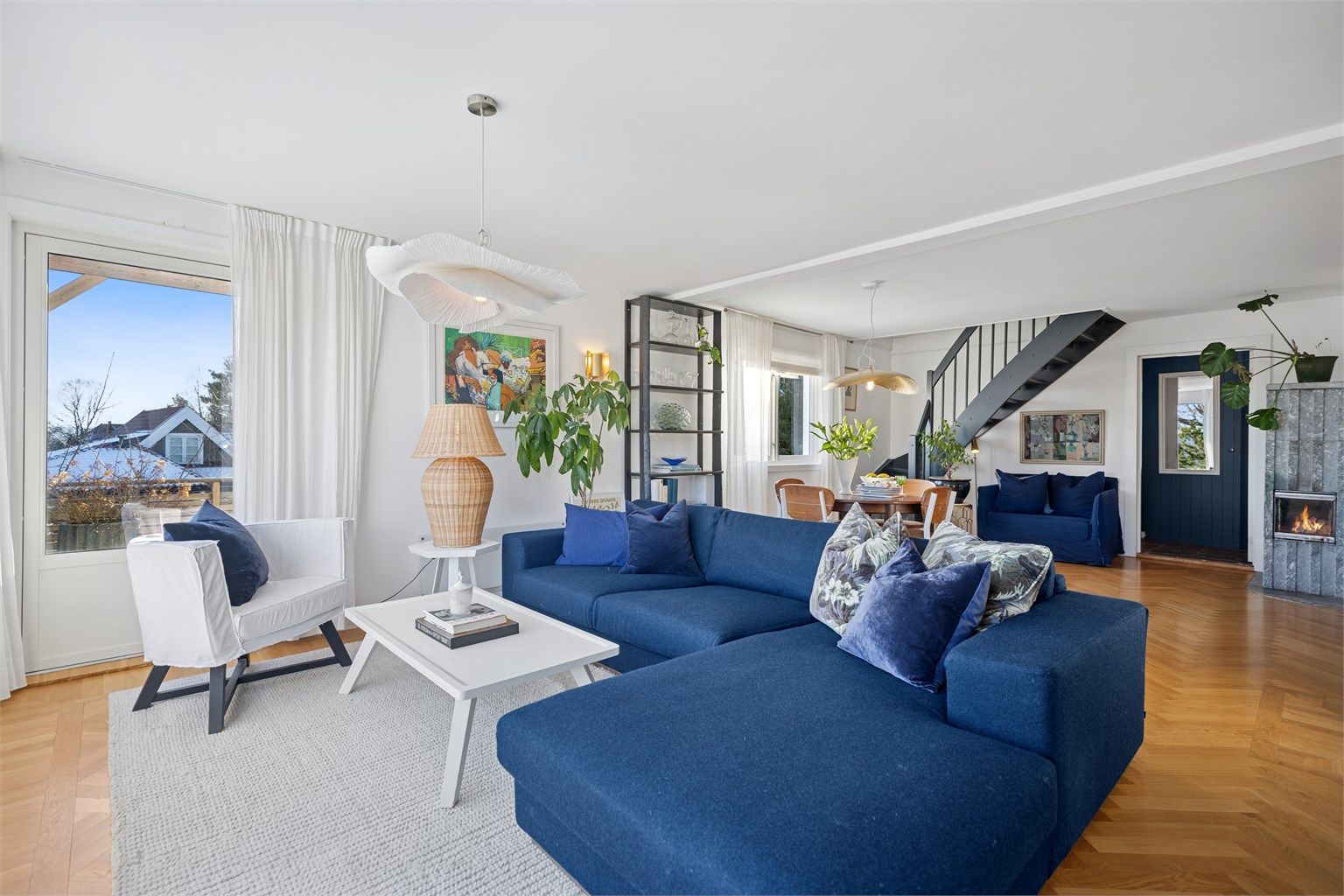 Stor og luftig stue- og spisestue med en behagelig og innbydende atmosfære, samt rikelig plass til ønsket møblering.