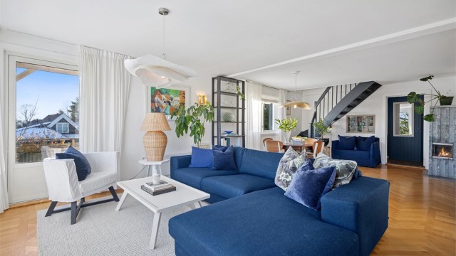 Stor og luftig stue- og spisestue med en behagelig og innbydende atmosfære, samt rikelig plass til ønsket møblering.