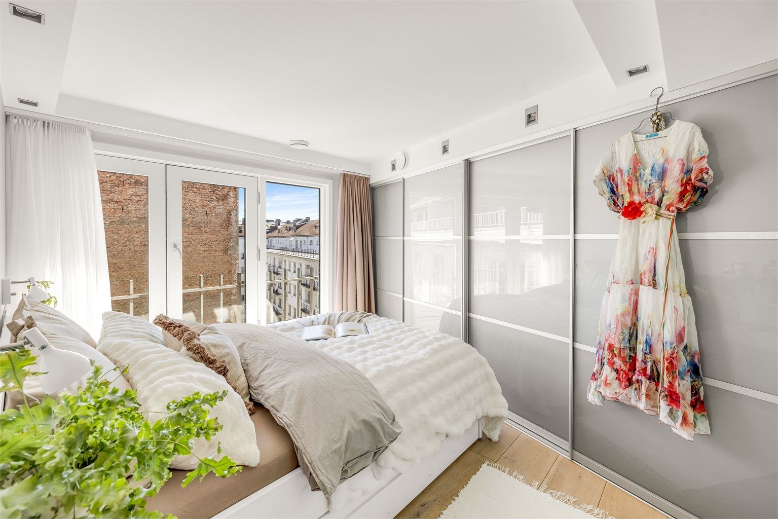 Begge soverommene har plassbygd skyvedørsgarderobe som sikrer godt med oppbevaringsplass. Hovedsoverommet har fransk balkong