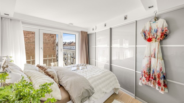 Begge soverommene har plassbygd skyvedørsgarderobe som sikrer godt med oppbevaringsplass. Hovedsoverommet har fransk balkong