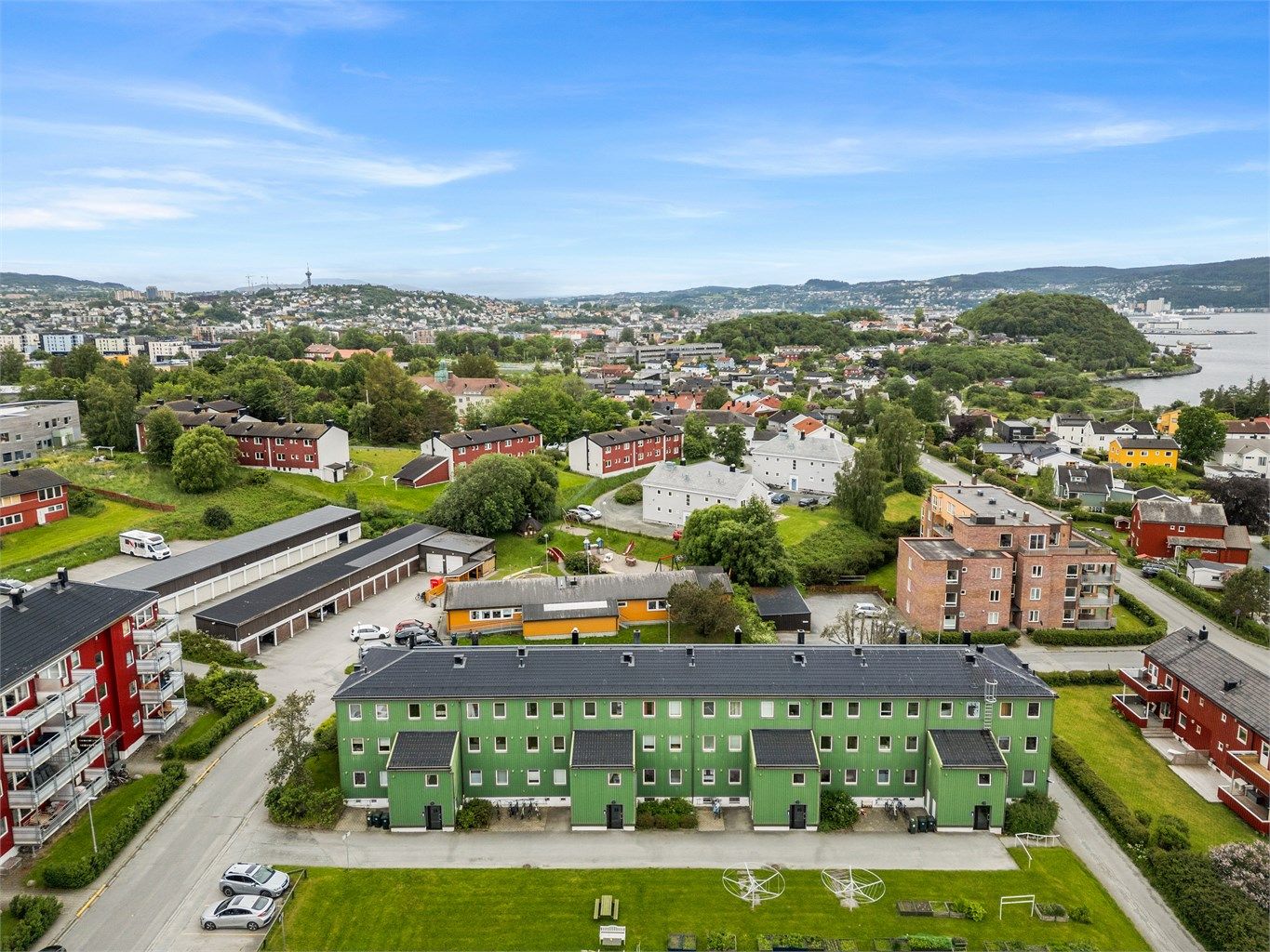 Fra boligen er det gangavstand til både Ladetorget og City Lade, hvor du finner dagligvarebutikker, spisesteder, treningssentre og øvrige servicetilbud. I nærområdet ligger også flere barnehager og skoler, noe som gjør hverdagen enkel for barnefamilier.