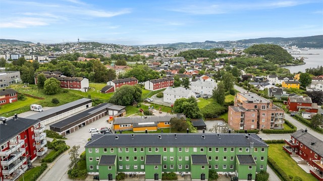 Fra boligen er det gangavstand til både Ladetorget og City Lade, hvor du finner dagligvarebutikker, spisesteder, treningssentre og øvrige servicetilbud. I nærområdet ligger også flere barnehager og skoler, noe som gjør hverdagen enkel for barnefamilier.