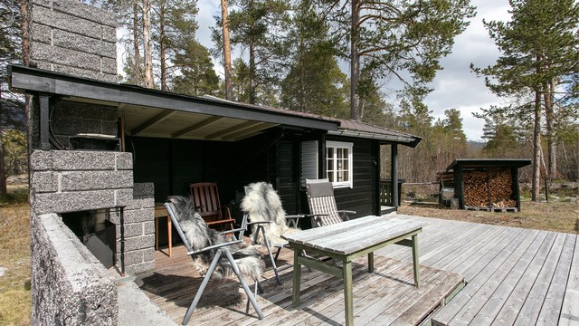 I tilknytning til annekset er det en overbygget utestue med murt utepeis.