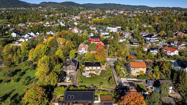Eiendommen ligger sentralt på Stabekk med gangavstand til Stabekk sentrum, tog og buss
