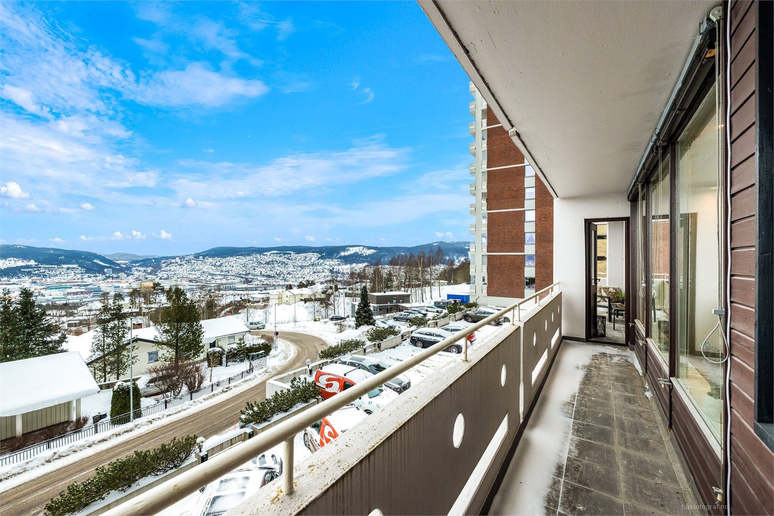 Som endeleilighet får du en ekstra privat og usjenert plass på den lange balkongen.