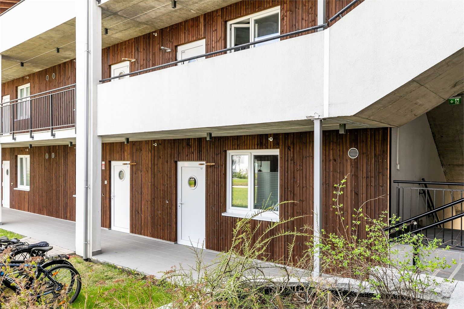 Heis tilknyttet svalgangene legger til rette for enkel adkomst.