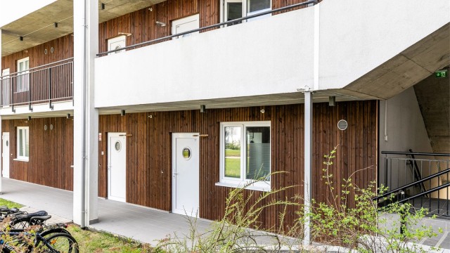 Heis tilknyttet svalgangene legger til rette for enkel adkomst.