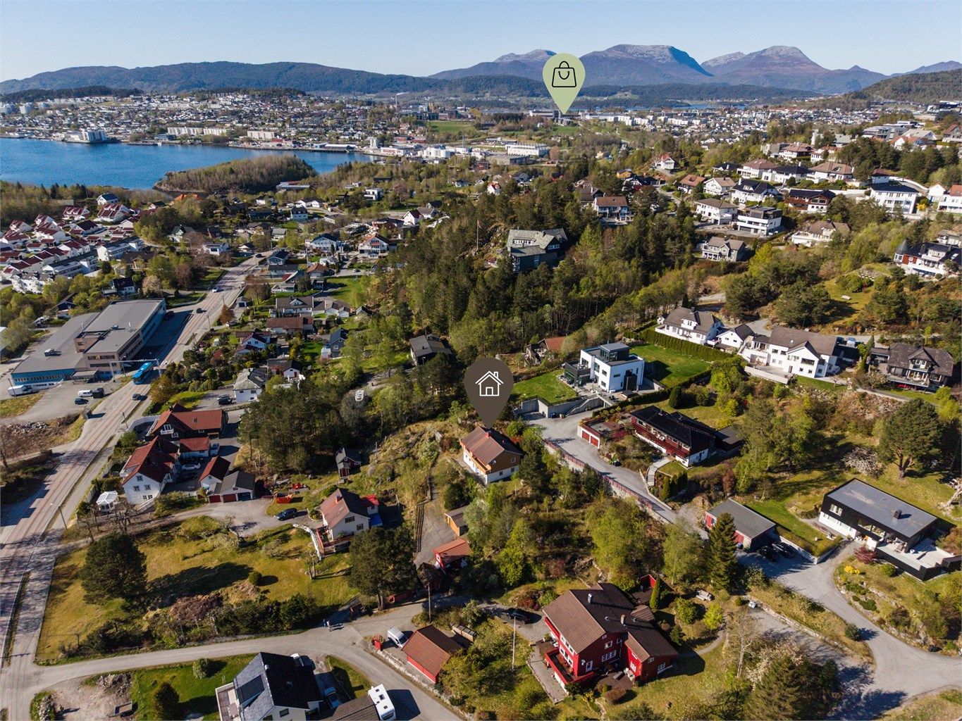 Til Amfi Moa, er det omtrent 3 km til. Her er et bredt utvalg av butikker, spisesteder, kino m.m