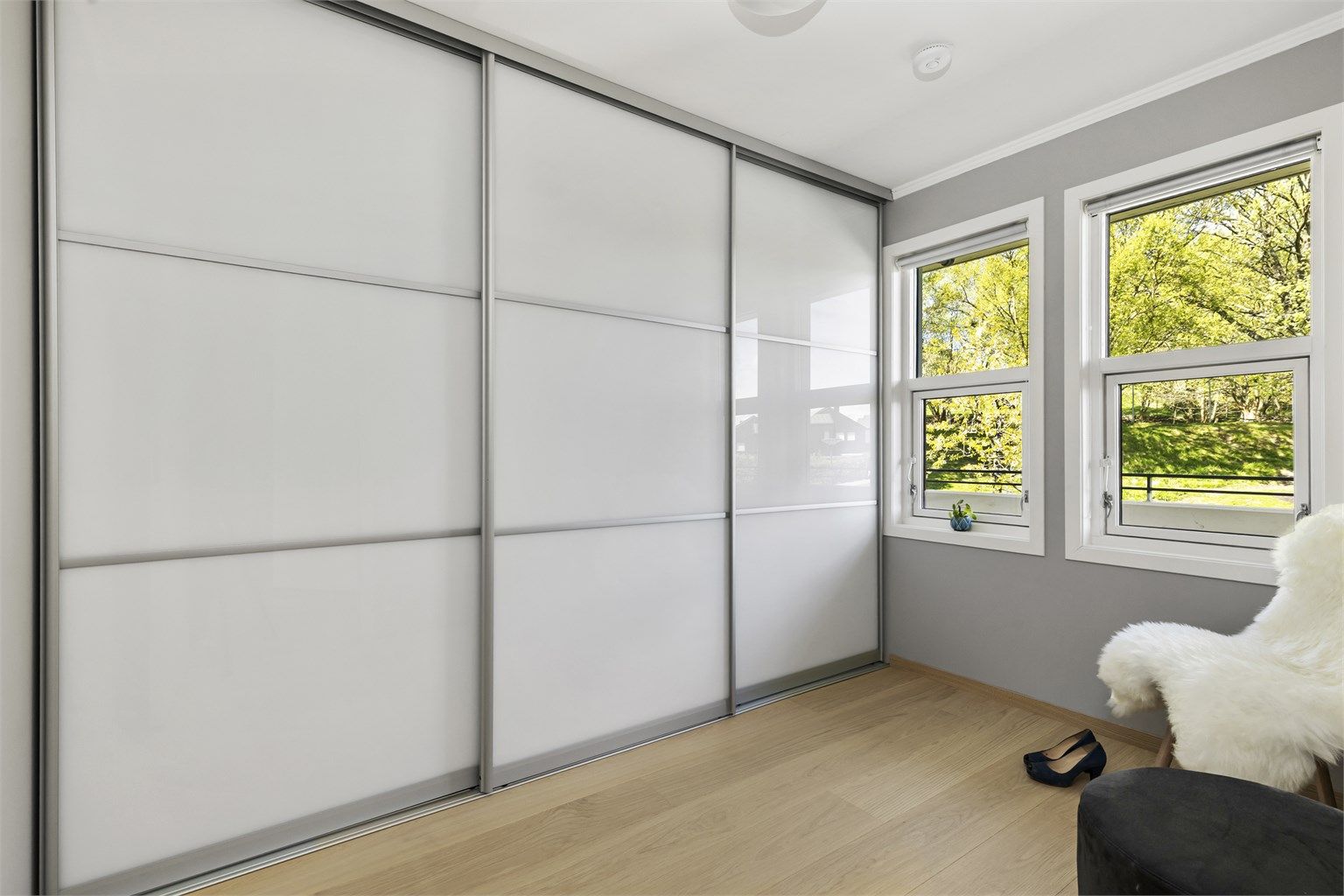 Også dette soverommet er utstyrt med en stor skyvedørsgarderobe.