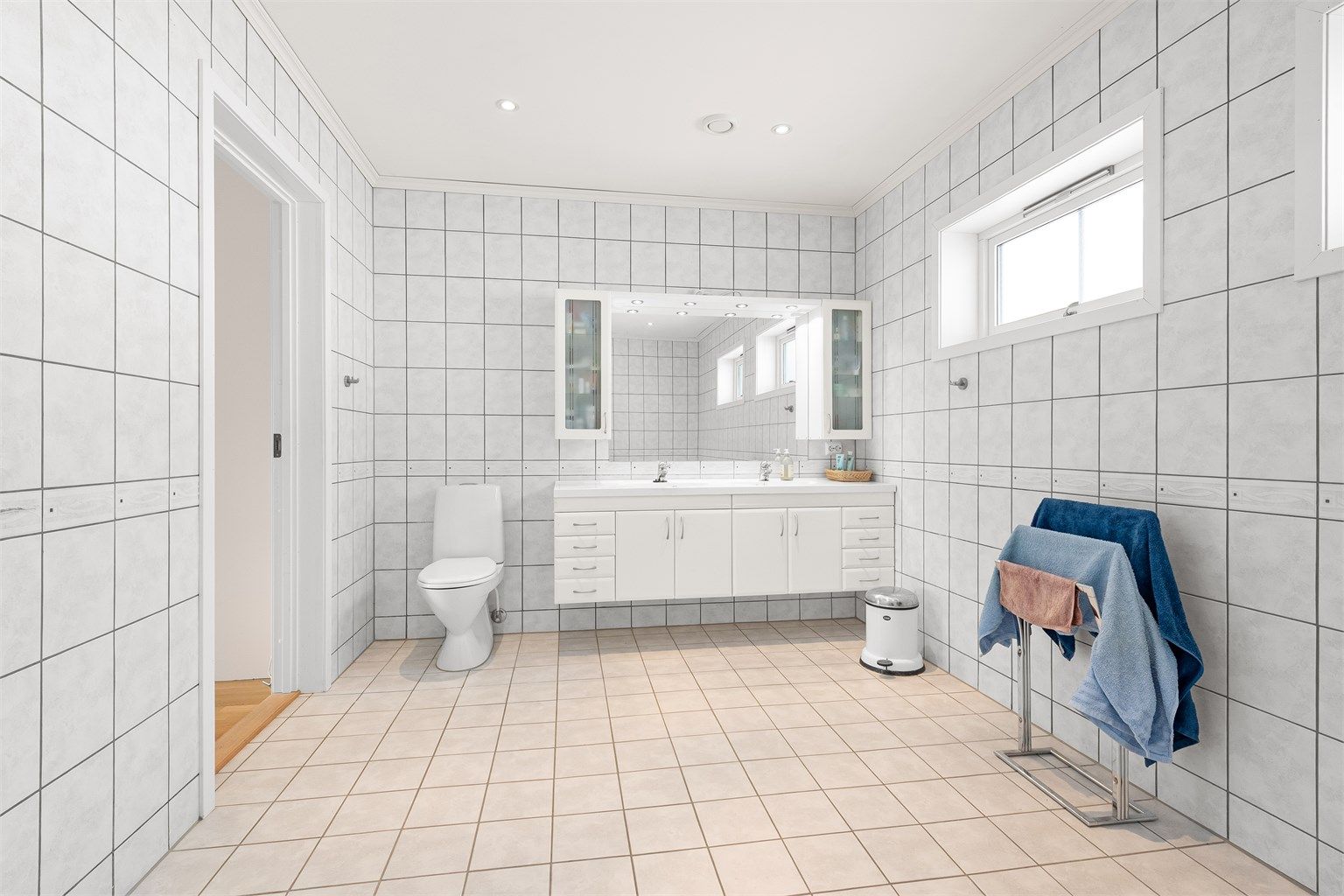 Innredningen har doble servanter og rikelig med oppbevaringsplass i skuffer og skap.