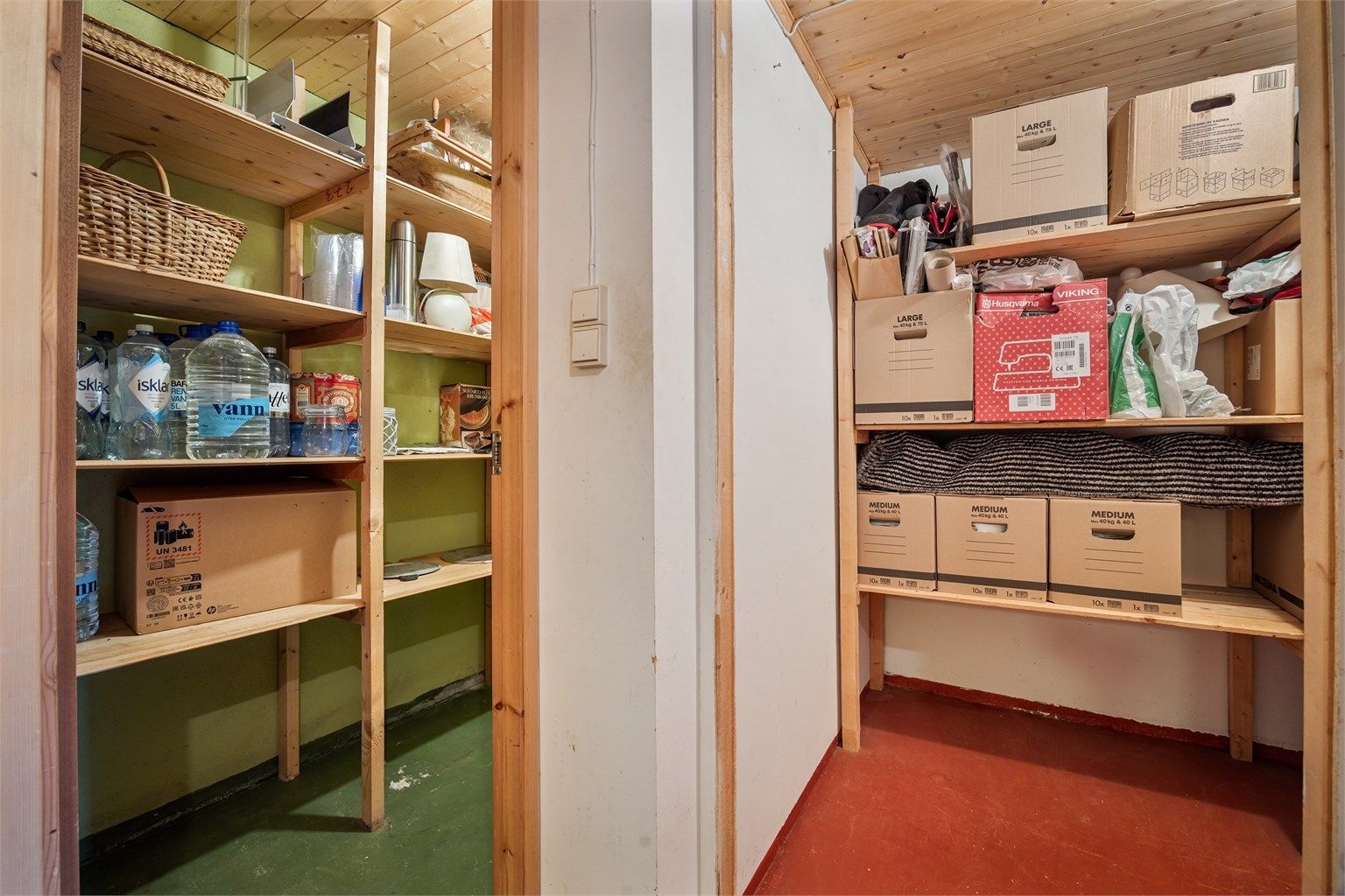 Boligen har rikelig med lagringsplass, med blant annet flere boder i underetasjen og uinnredet kaldtloft.