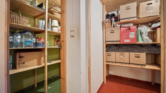 Boligen har rikelig med lagringsplass, med blant annet flere boder i underetasjen og uinnredet kaldtloft.