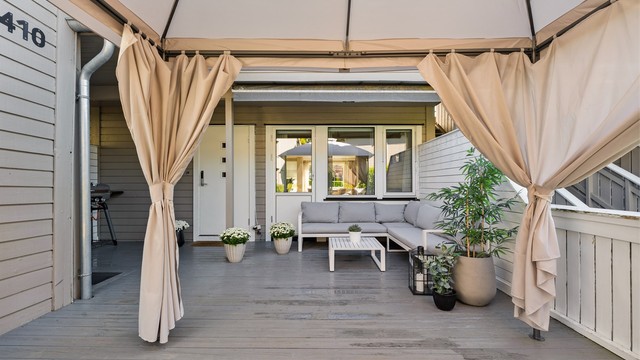 Stor, sydvendt terrasse på 28 m² ved inngangspartiet.