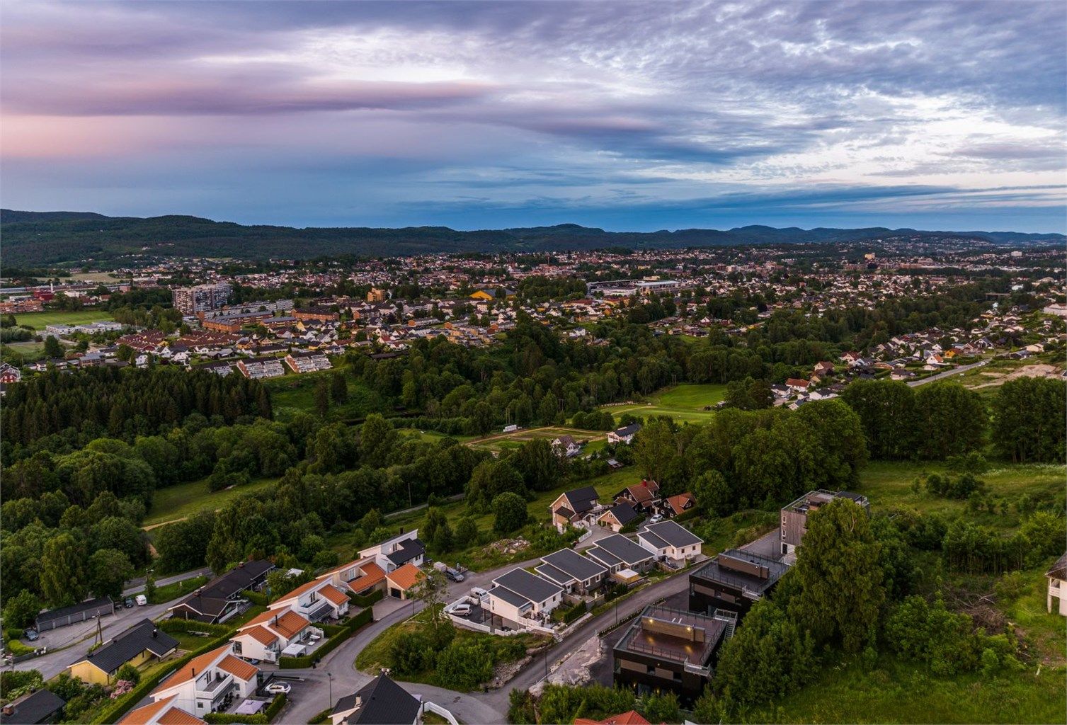 Flyfoto over nabolaget. 