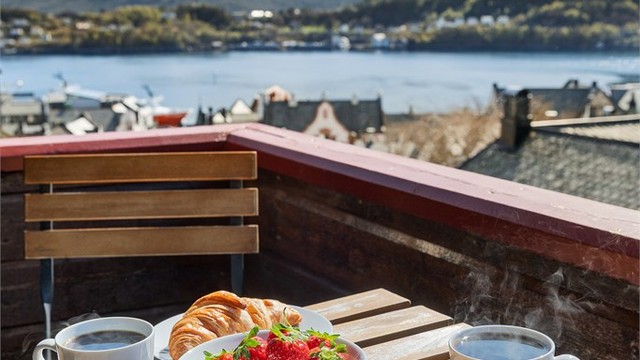 Vestvendt balkong med plass til en hyggelig sittegruppe.