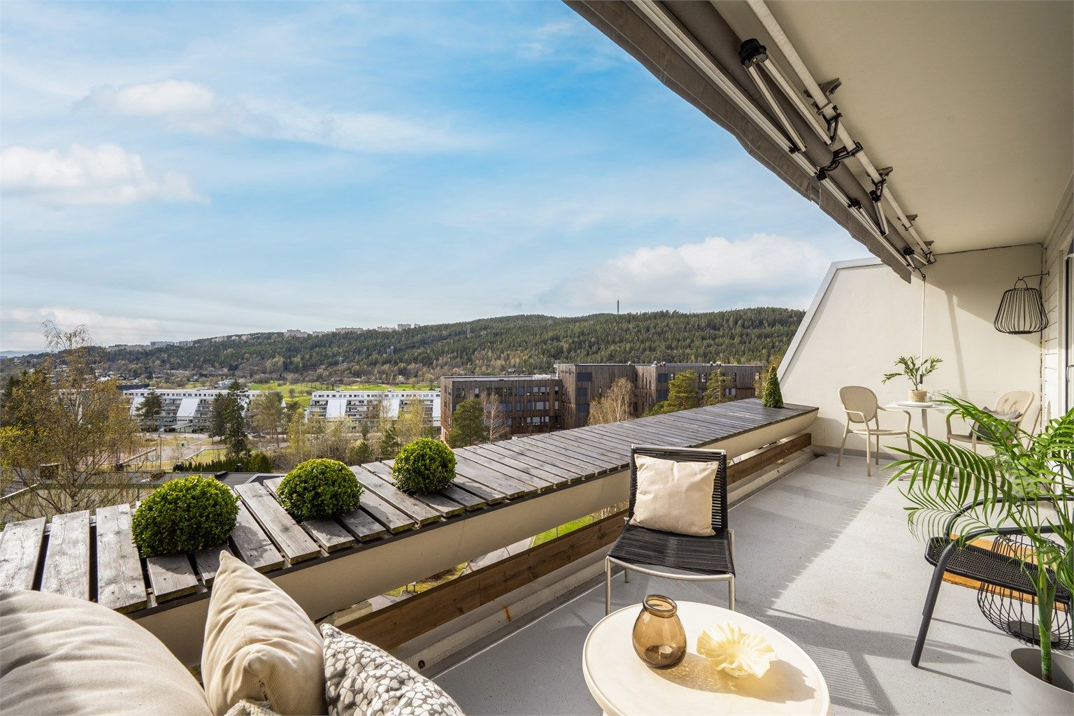 Velkommen til Nico Hambros Vei 2! En lys og usjenert toppleilighet med to balkonger og vidstrakt utsikt. Foto: Martine Eren Jacobsen.