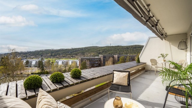 Velkommen til Nico Hambros Vei 2! En lys og usjenert toppleilighet med to balkonger og vidstrakt utsikt. Foto: Martine Eren Jacobsen.