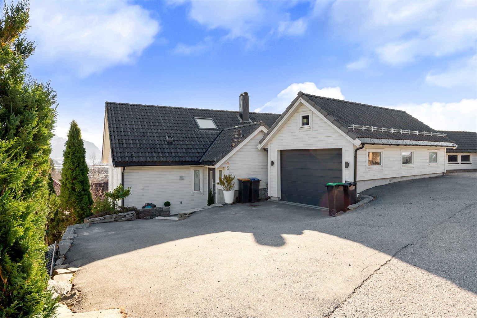 Asfaltert gårdsplass med adkomst til en romslig garasje på 29 m² har gode lagringsmuligheter på loft