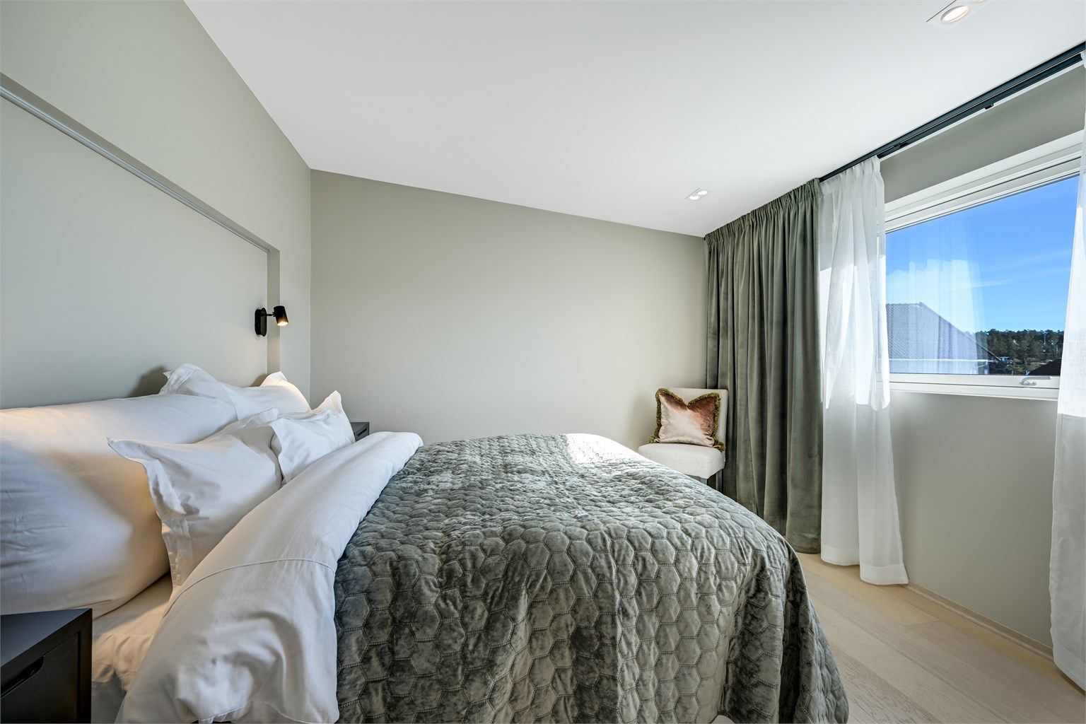 Hovedsoverommet i andre etasje har en smart nisje for sengegavlen med integrerte leselamper.