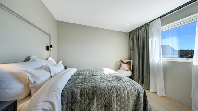 Hovedsoverommet i andre etasje har en smart nisje for sengegavlen med integrerte leselamper.