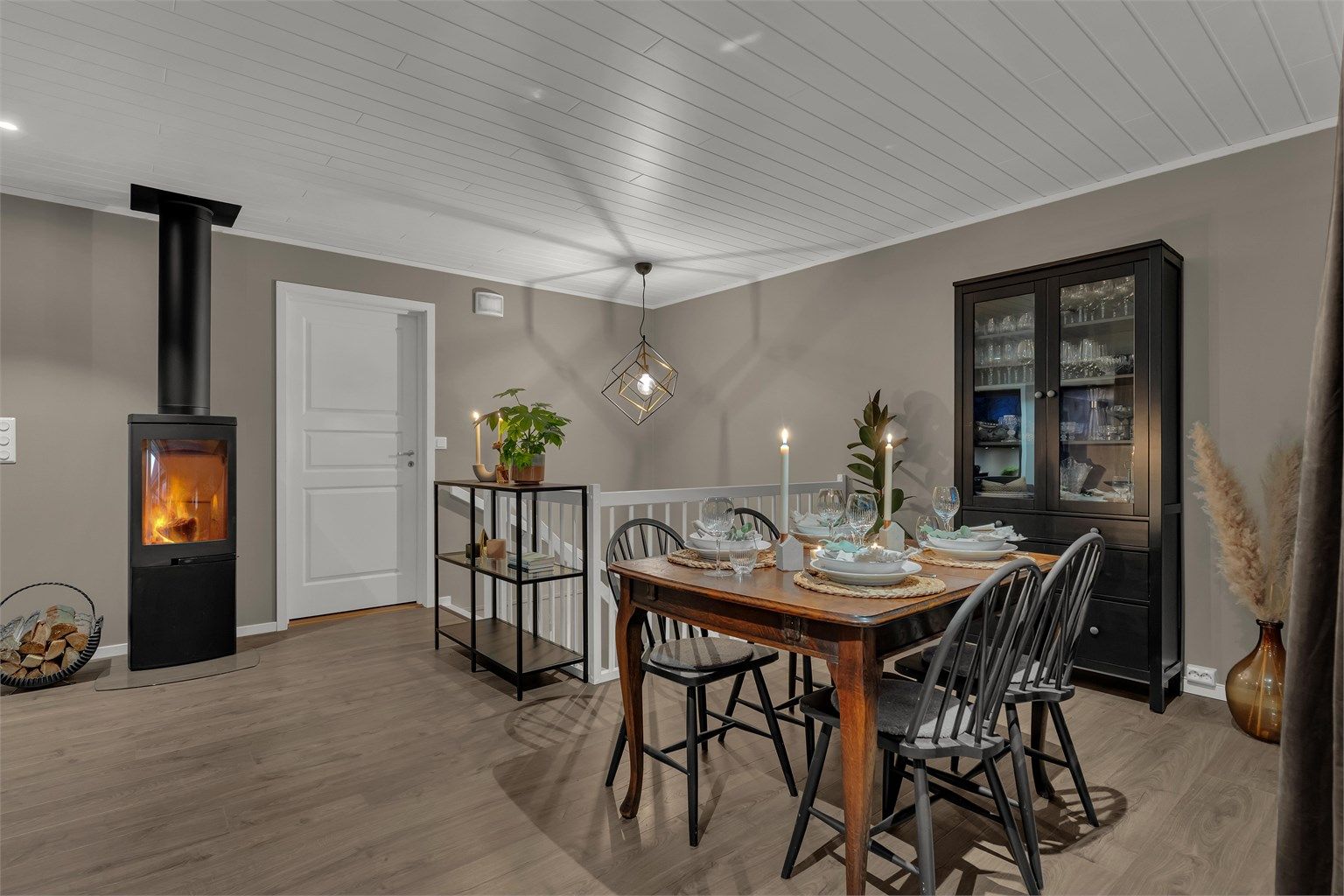 Eiendomsmegler Krogsveen v. Marcus Grundy har gleden av å presentere Furusvingen 23B, en meget attraktiv bolig beliggende i naturskjønne omgivelser i Skogbygda.