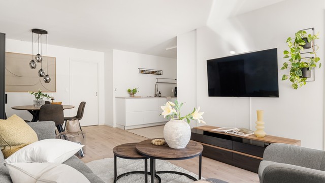 Gjennomgående 1-stavs laminat og malte vegger fra 2019 binder rommene sammen.