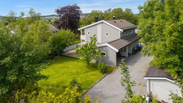 Dronebilde av eiendommen og tomten tatt fra syd