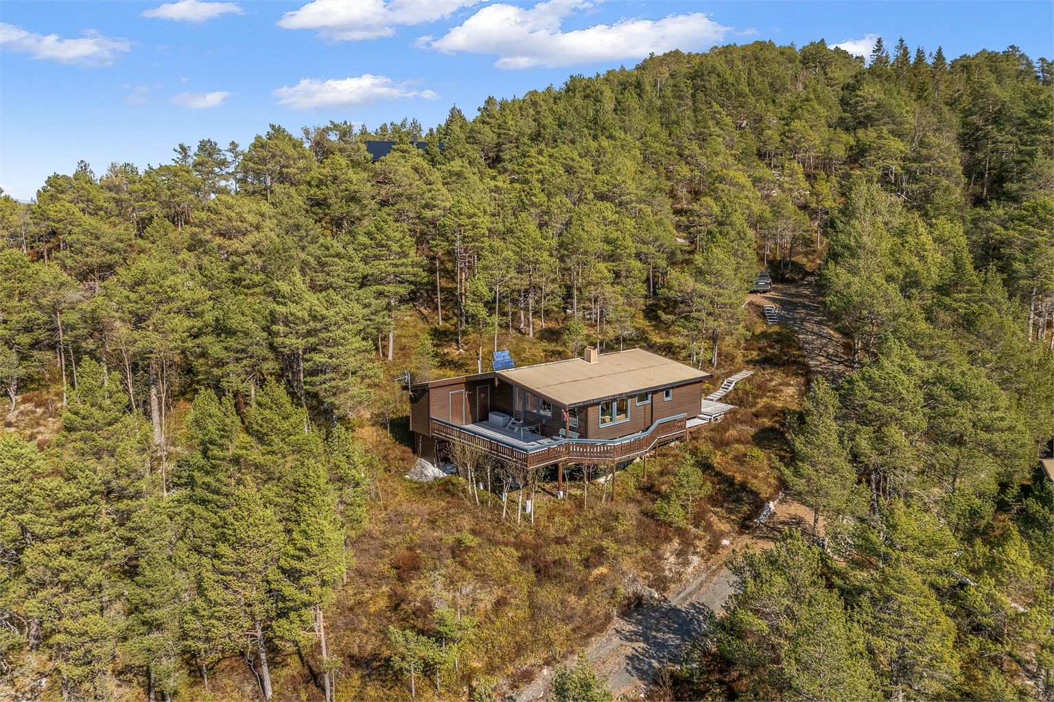 Det er kort avstand til dagligvare og servicetilbud på Kyrksæterøra, med blant annet REMA 1000 og KIWI, begge innen ca. 10 minutters kjøring.