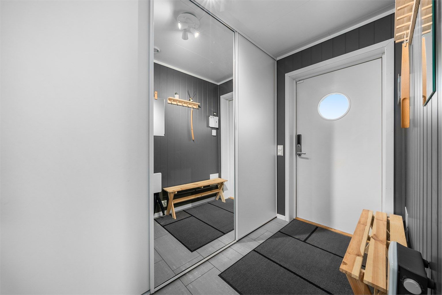 En hyggelig entrè med skyvedørsgarderobe ønsker deg velkommen. Her kan du ta av deg skoene og henge av deg jakken før du tar turen videre i ditt nye hjem. 