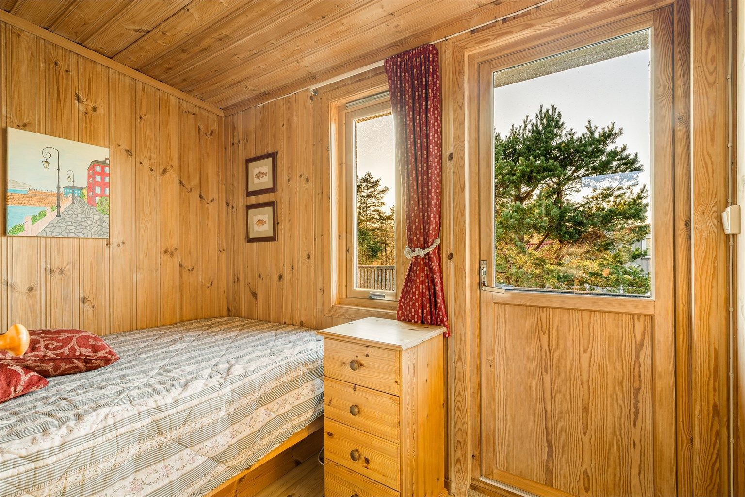 Det andre soverommet har enkeltseng og direkte utgang til terrassen bak hytta.