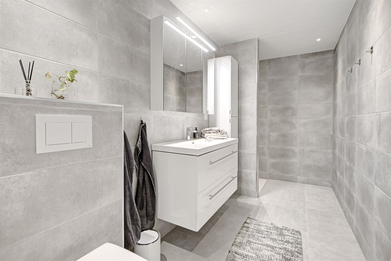 Bad - moderne baderom fra 2020 - flislagt gulv med gulvvarme - downlights i himling