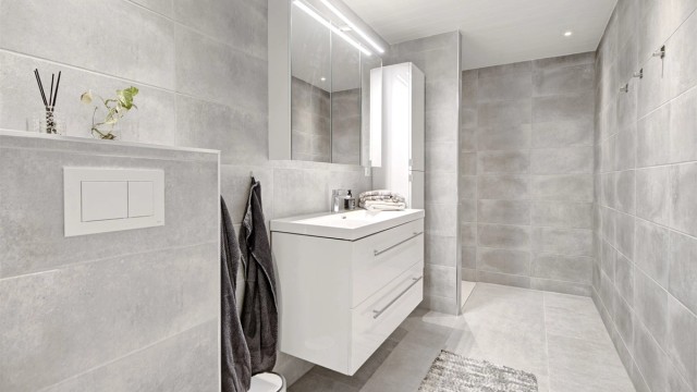 Bad - moderne baderom fra 2020 - flislagt gulv med gulvvarme - downlights i himling