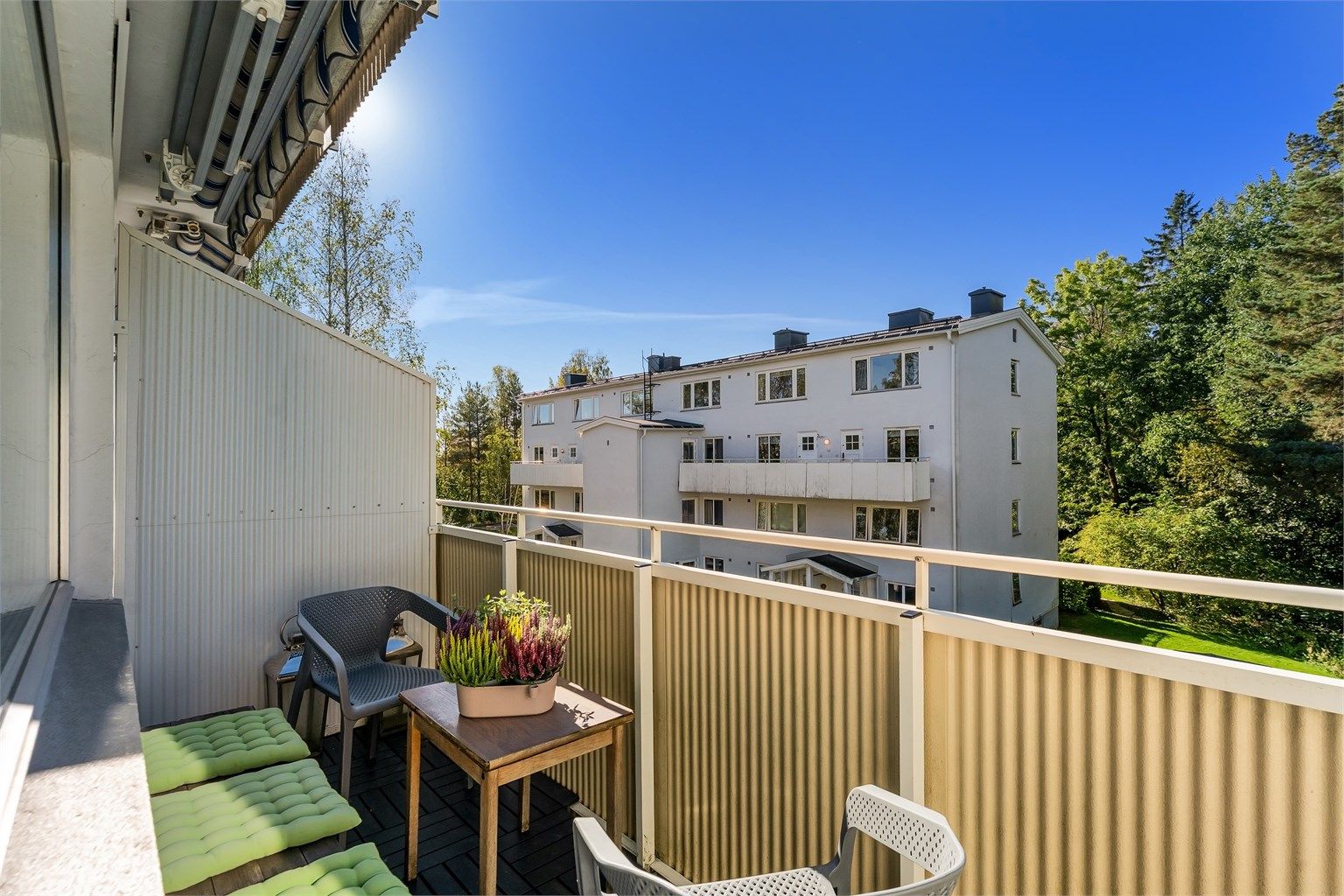 Balkongen er en fin forlengelse av stuen på varme dager.