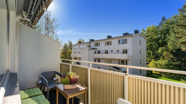 Balkongen er en fin forlengelse av stuen på varme dager.